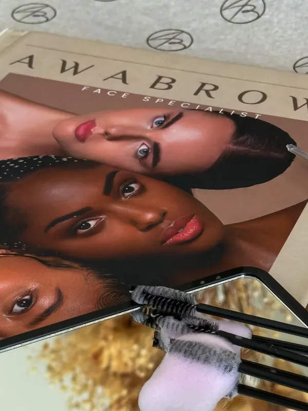 Couverture magazine AWABROWS Face Specialist : trois modèles aux sourcils sublimés