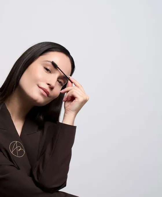 Sourcil lissé et structuré par la technique du Browlift, poils brossés vers le haut