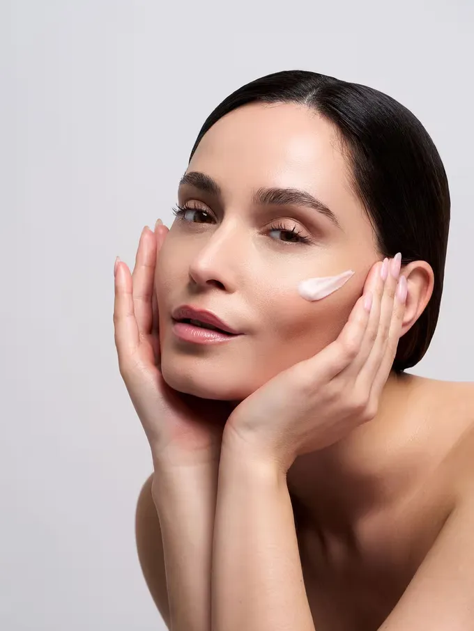 Soin du visage tout en douceur, gestes délicats autour du regard