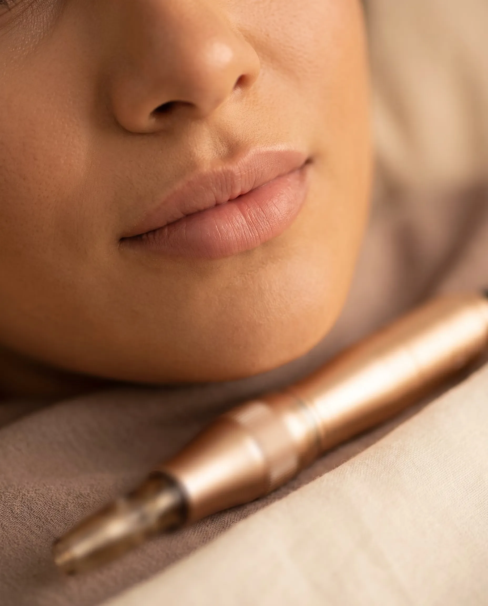 Lèvres au fini pigmenté naturel et rosé, technique Glamour Lips et neutralisation