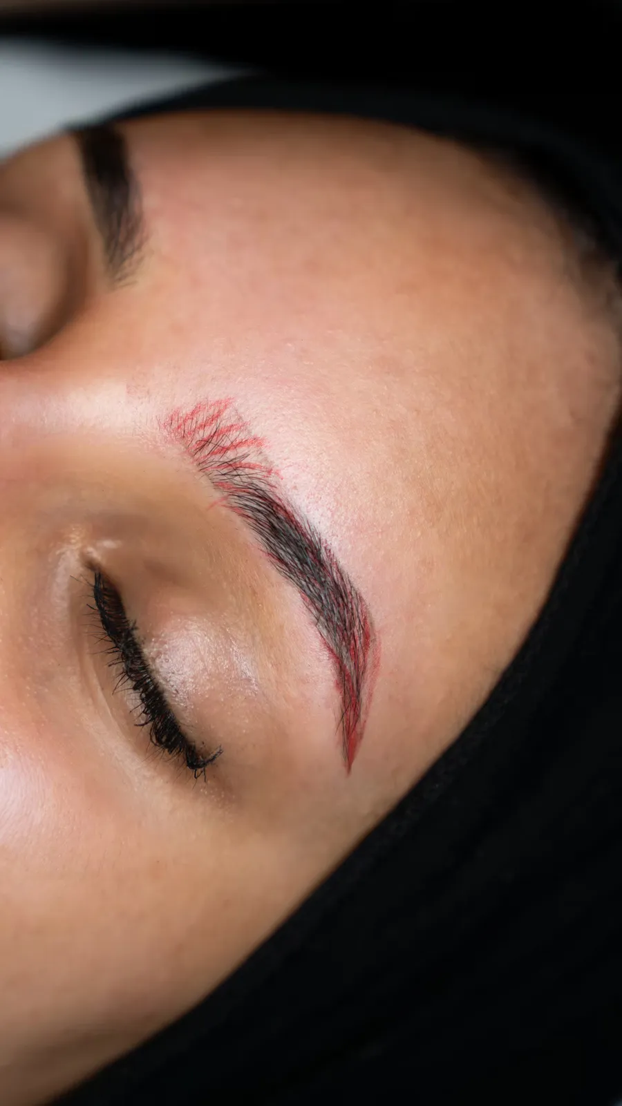 Réalisation du soin des sourcils en cours