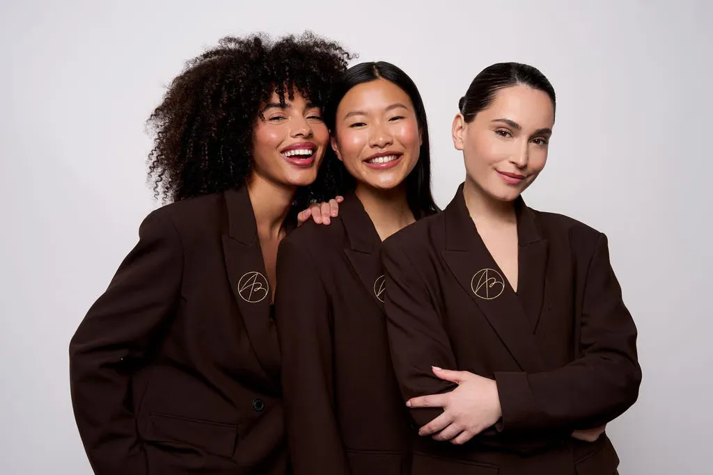 Trois élèves AWABROWS aux profils et carnations variés, en blazer de la marque